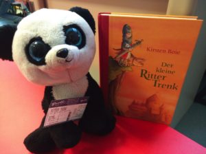 Pandakuscheltier mit Buch