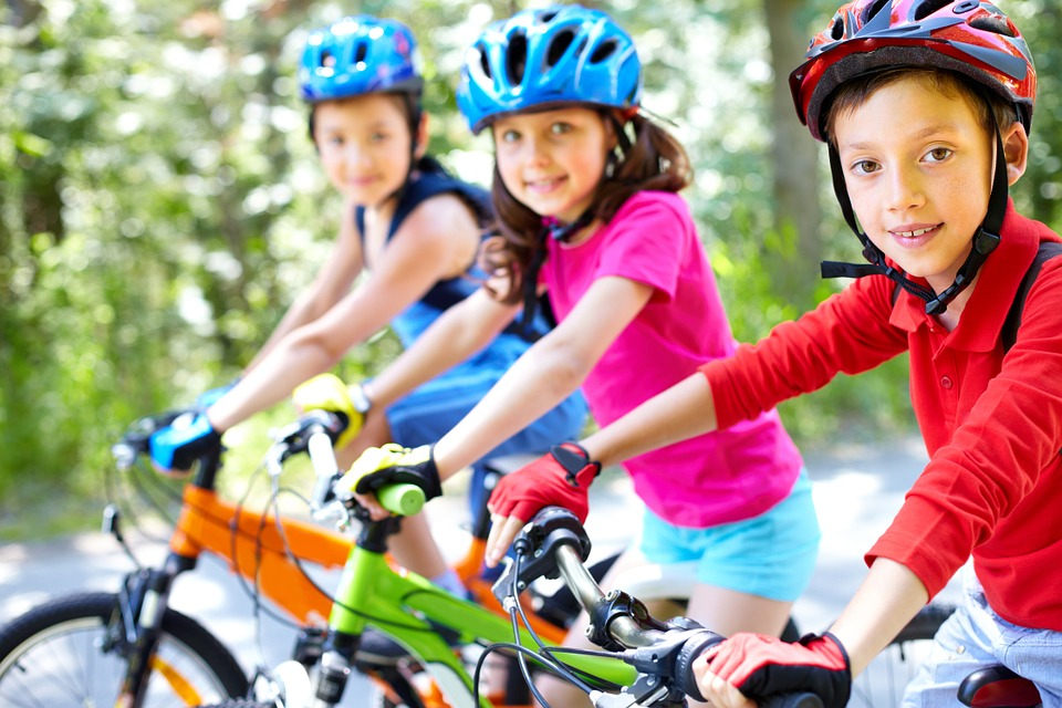 Kinder mit Fahrrädern