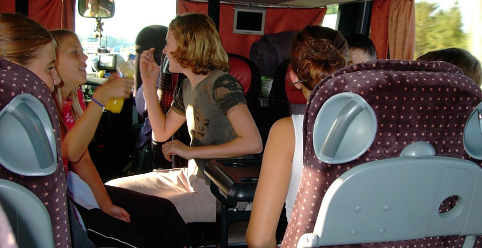 Kinder im Reisebus