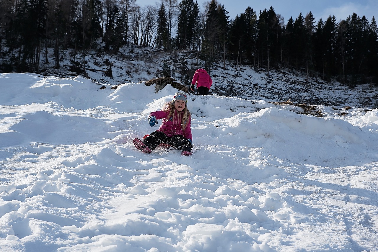Kind hat Spaß im Schnee