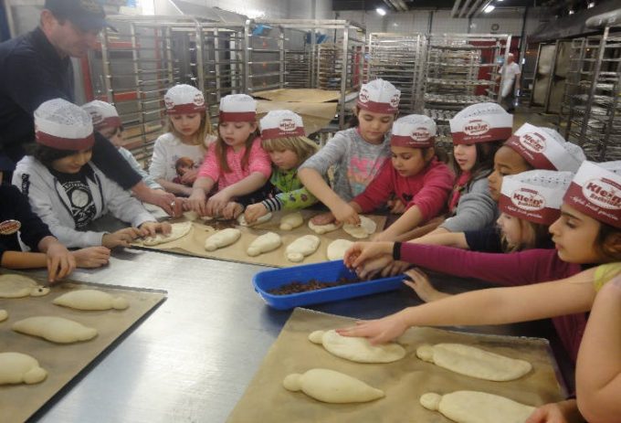 Kinder backen zusammen
