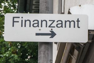 Straßenschild Finanzamt