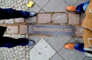 Mauer-Markierung aus Messing in in Berlin