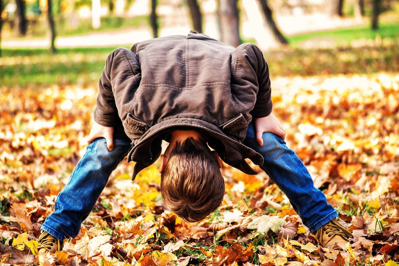 Kind auf Herbstwiese