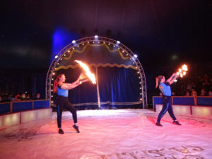 Jonglieren mit Feuer im Zirkus Casselli - Zirkusprojekt 2022