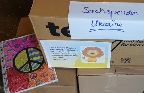Kartons mit Sachspenden (Ukraine)