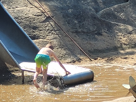 Kind an einer Wasserrutsche