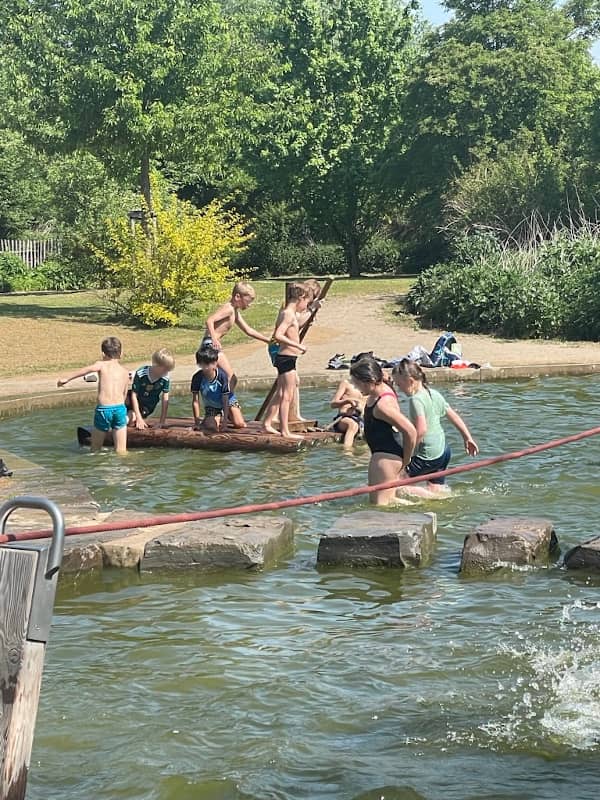 Kinder spielen im Wasser