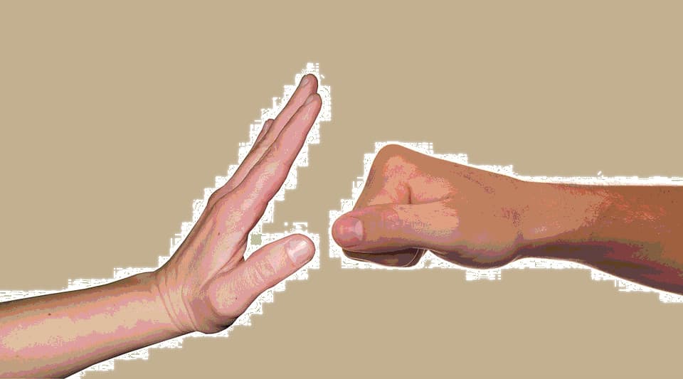 Offene Hand vs. Faust (Symbolbild Gewaltprävention)